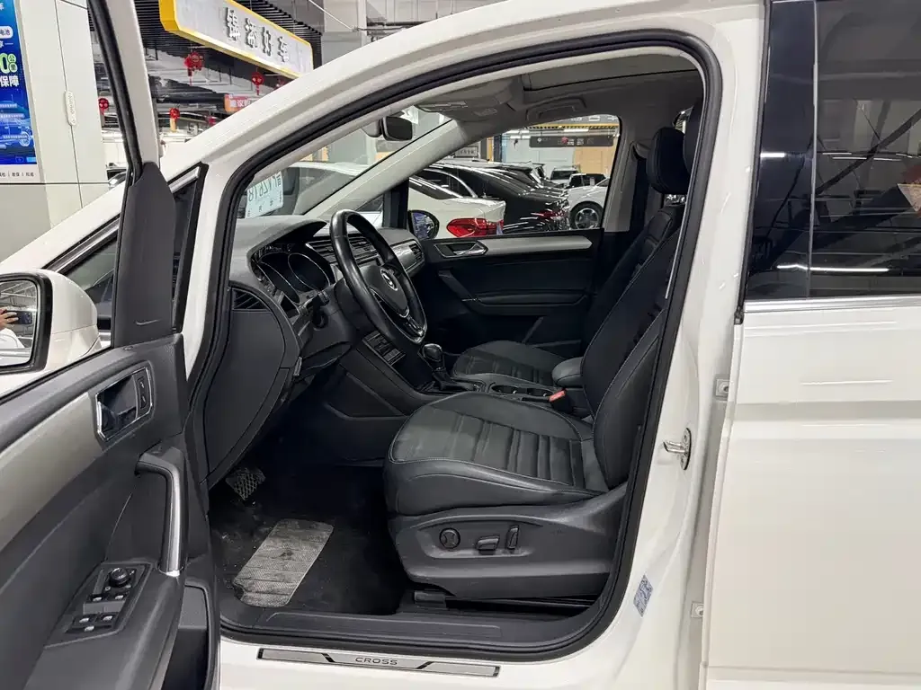 Volkswagen Touran 2022 из CN, фото 5