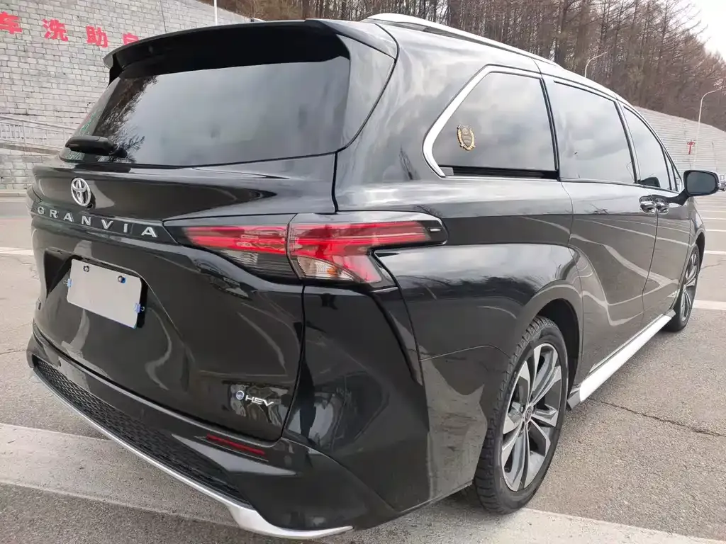 Toyota Granvia — фото 5