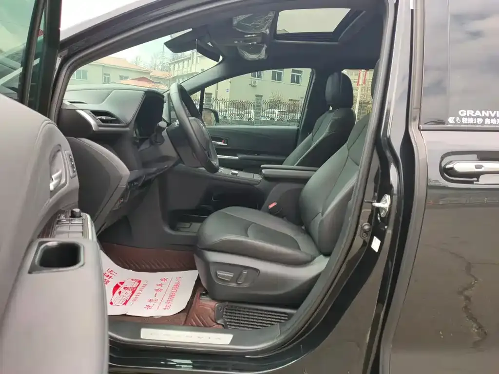 Toyota Granvia — фото 6