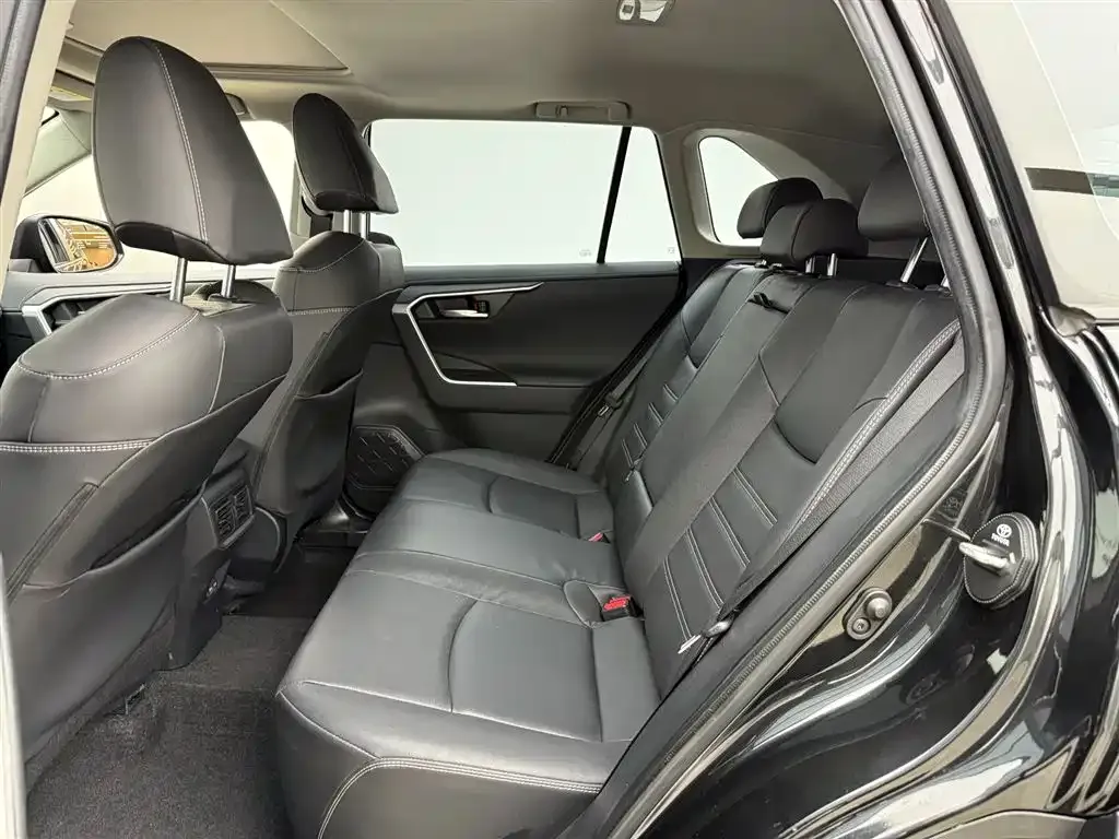 Toyota RAV4 — фото 9