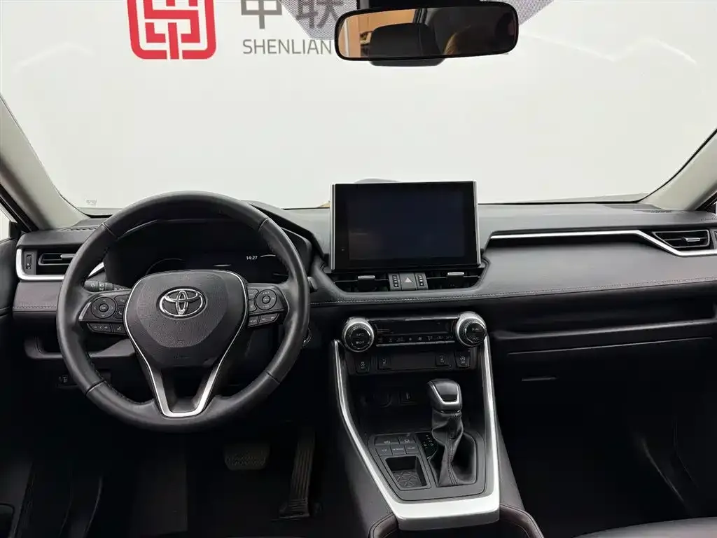 Toyota RAV4 — фото 8
