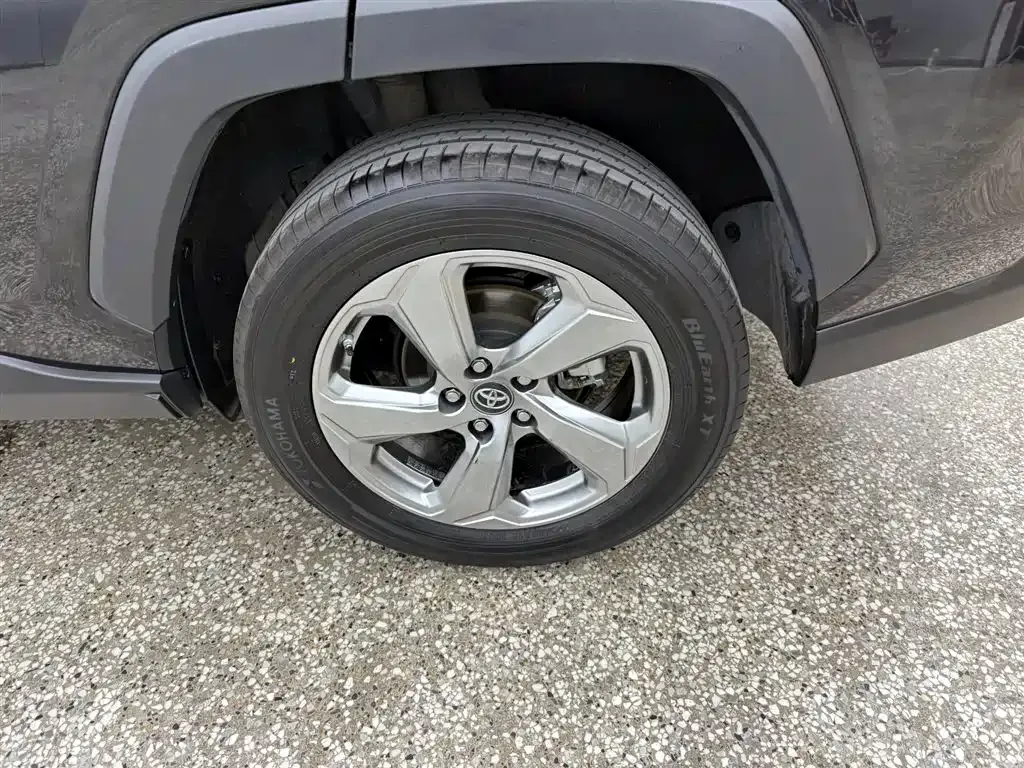 Toyota RAV4 — фото 7