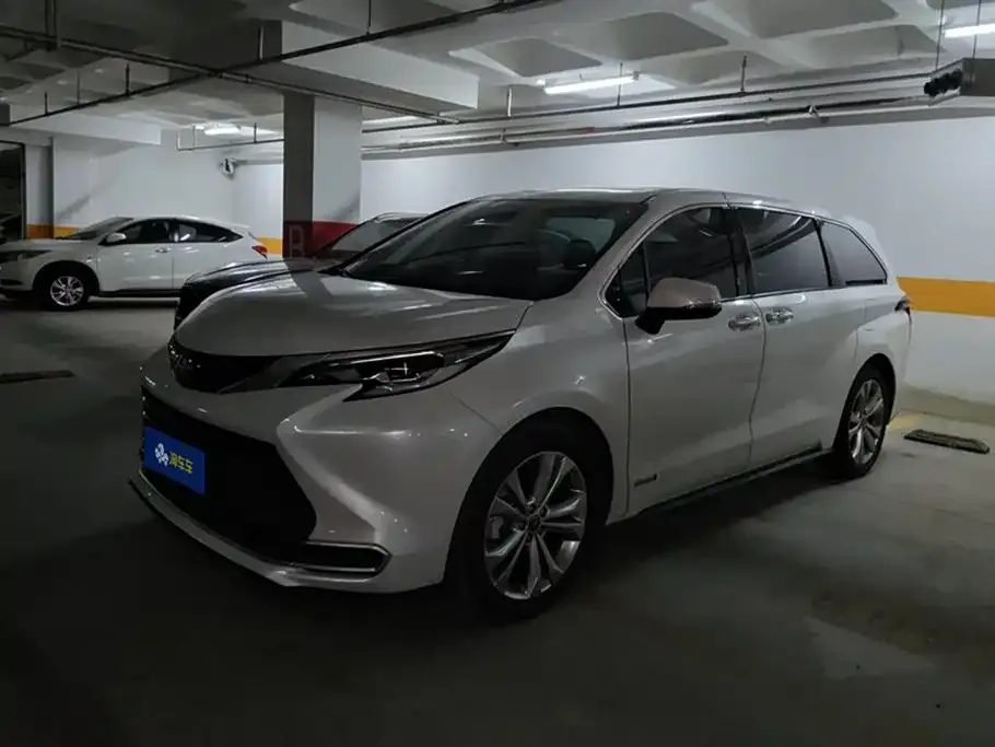 Toyota Sienna — фото 1