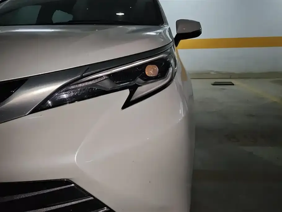 Toyota Sienna — фото 9