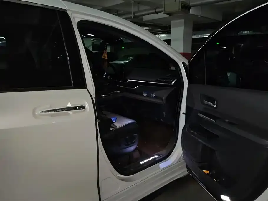 Toyota Sienna — фото 4