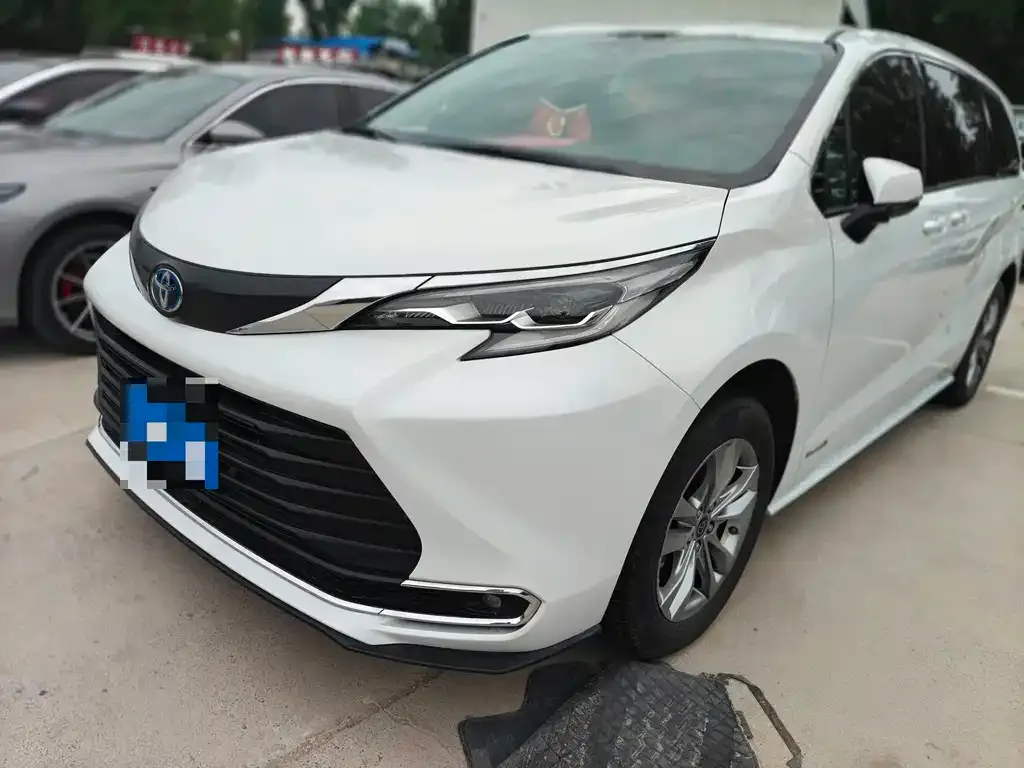 Toyota Sienna — фото 1