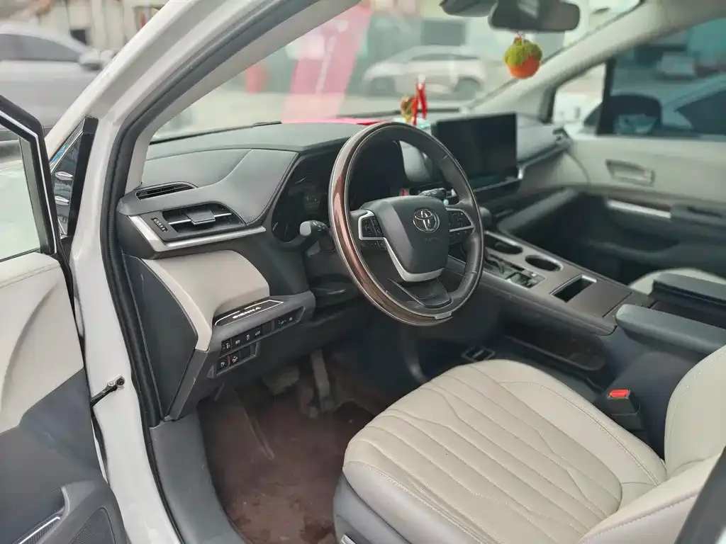 Toyota Sienna — фото 2