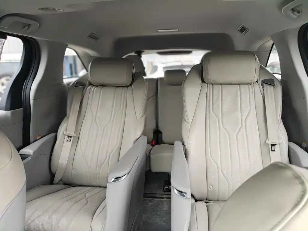 Toyota Sienna — фото 9
