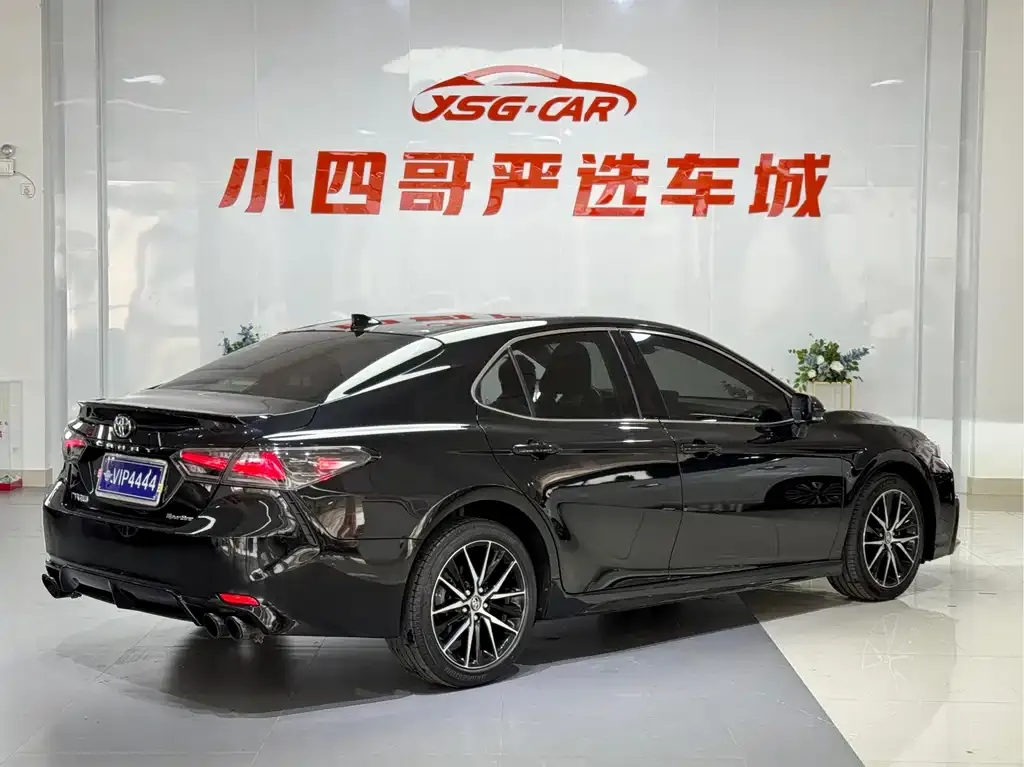 Toyota Camry — фото 2