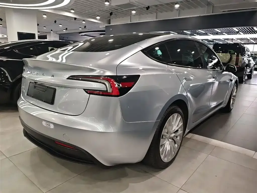 Tesla Model 3 — фото 9