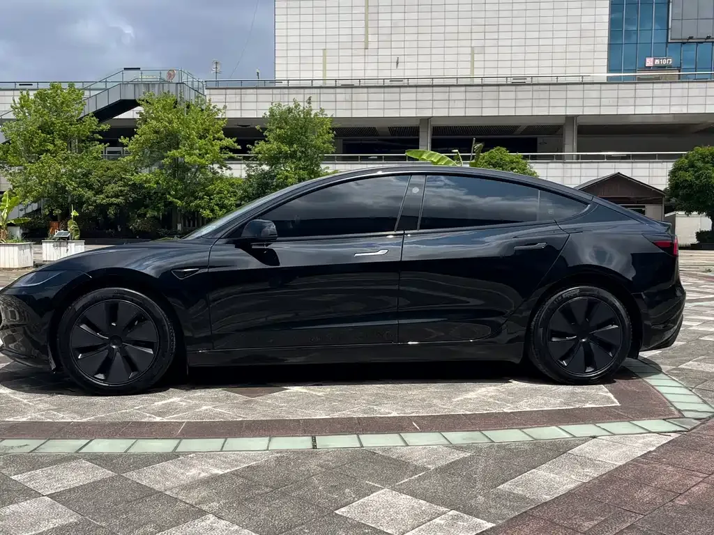 Tesla Model 3 — фото 10