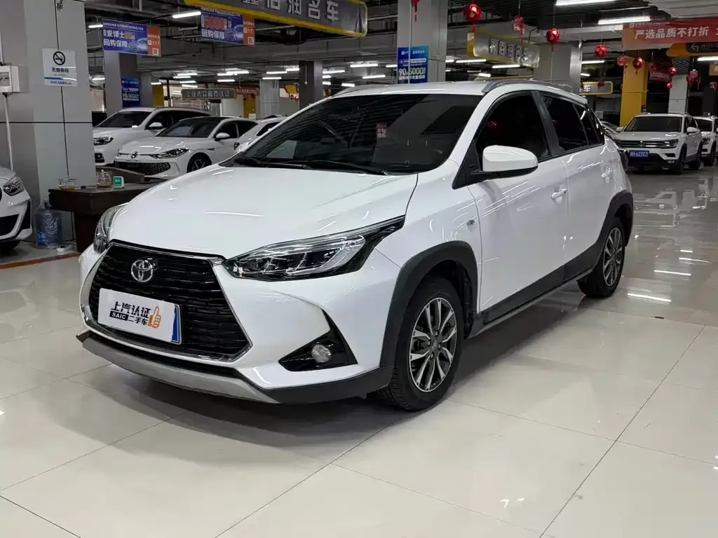 Toyota Yaris L — фото 1