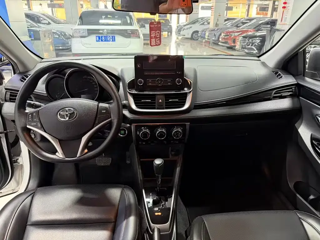 Toyota Yaris L — фото 9