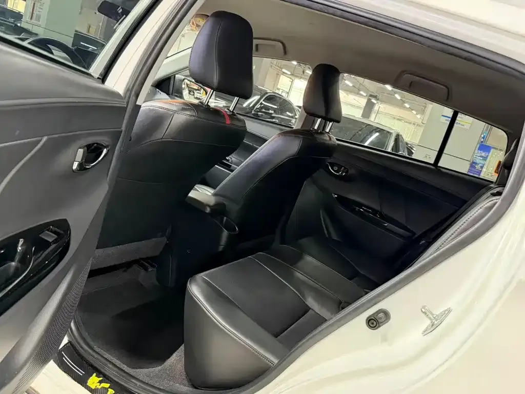 Toyota Yaris L — фото 3