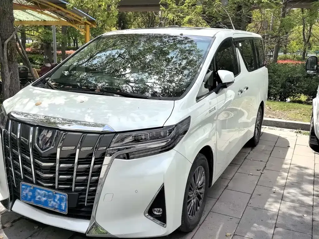 Toyota Alphard — фото 1