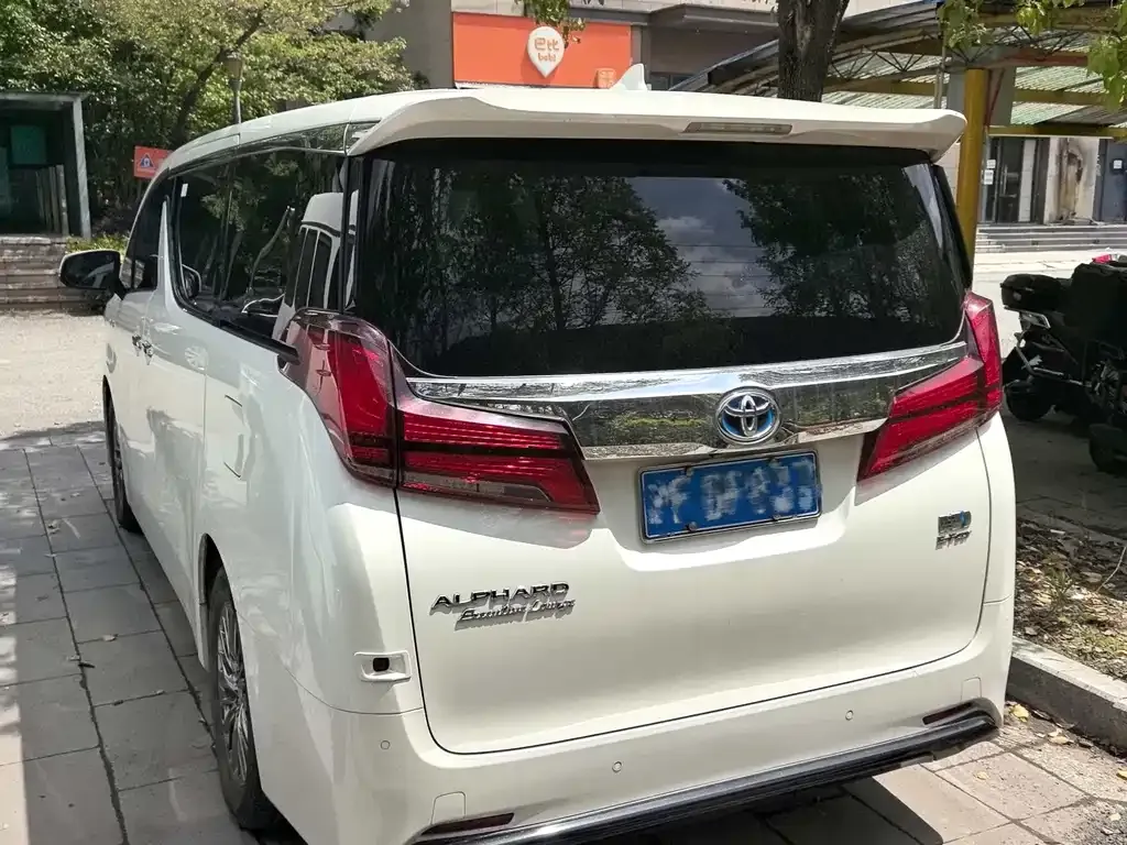 Toyota Alphard — фото 9