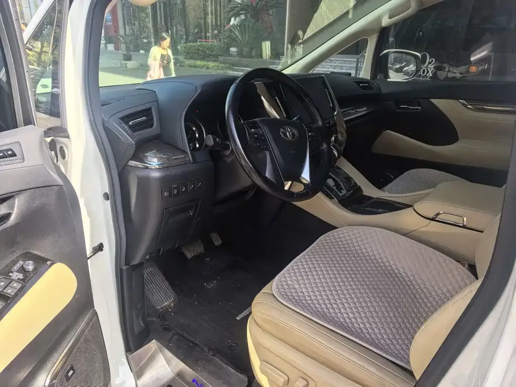 Toyota Alphard — фото 10
