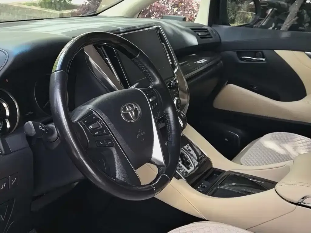 Toyota Alphard — фото 3