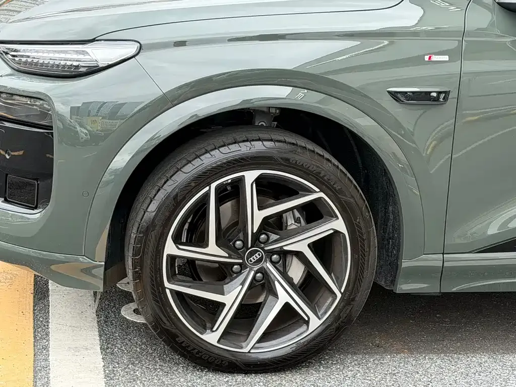 Audi Q6L e-tron — фото 8