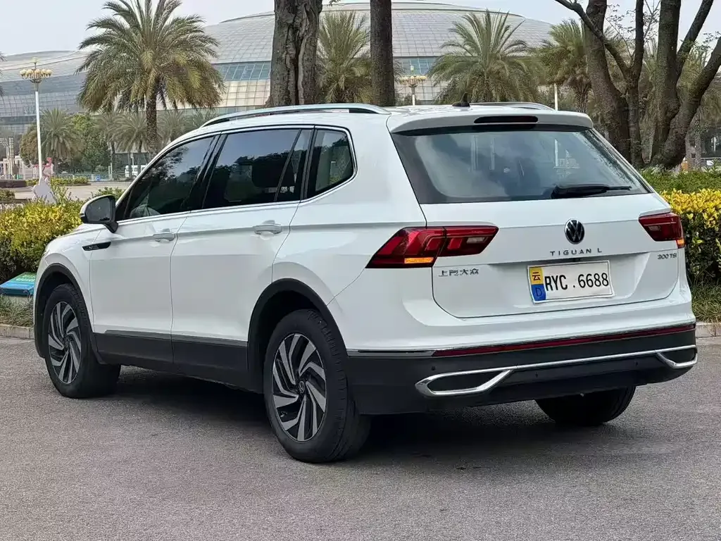 Volkswagen Tiguan L — фото 9