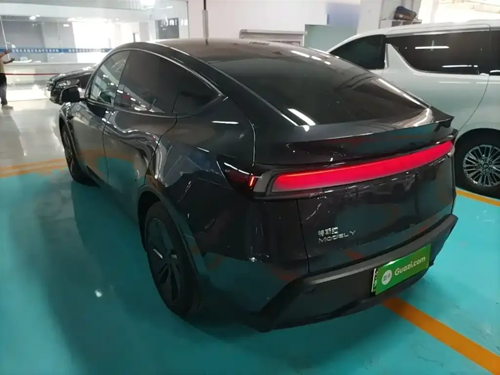 Tesla Model Y — фото 10