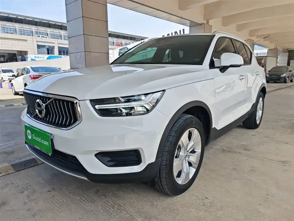 Volvo XC40 — фото 1