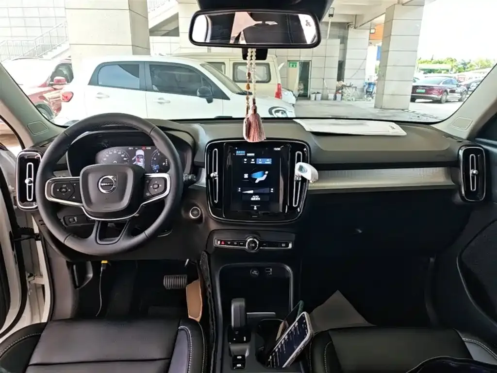 Volvo XC40 — фото 9