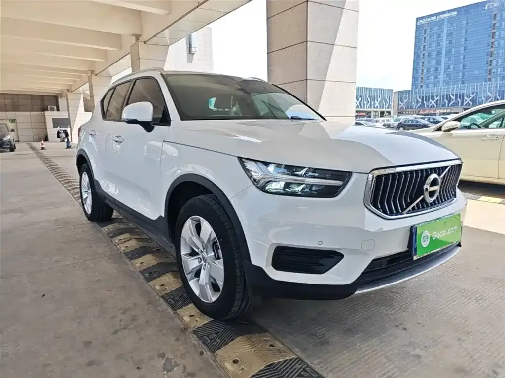 Volvo XC40 — фото 6