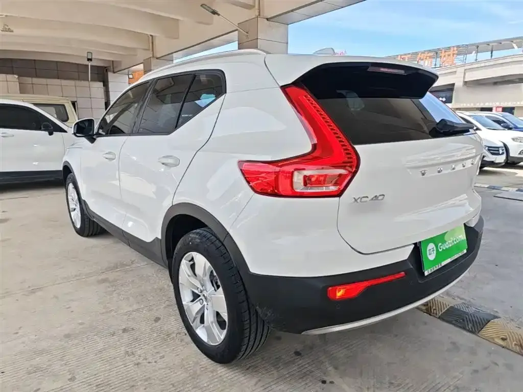 Volvo XC40 — фото 7