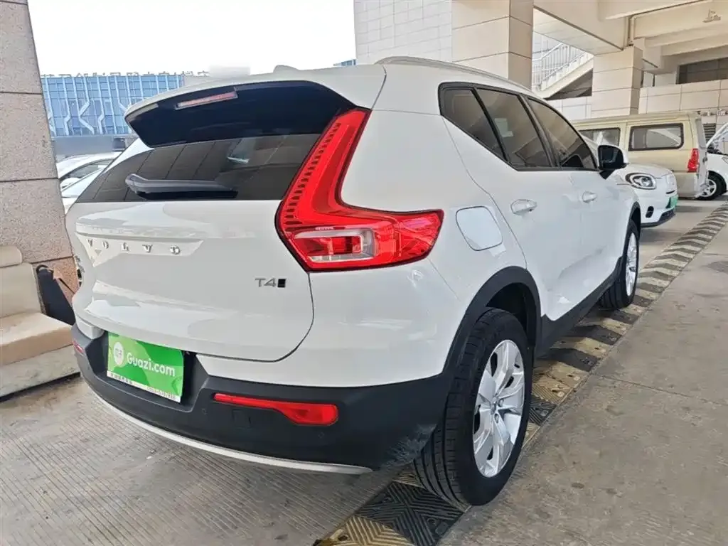 Volvo XC40 — фото 8