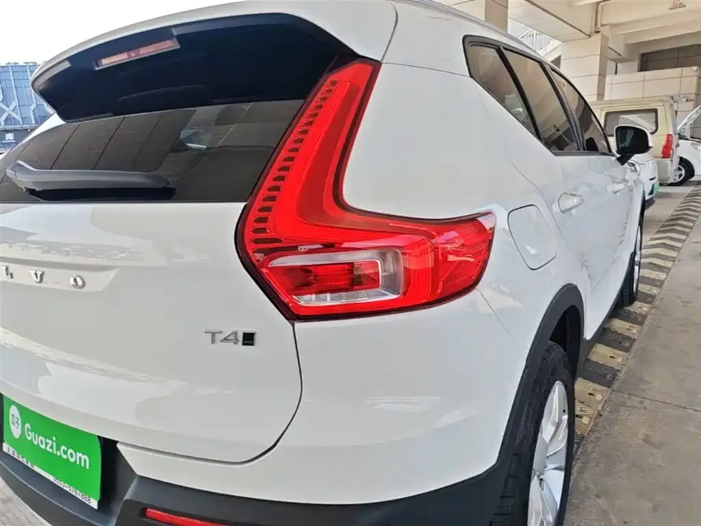 Volvo XC40 — фото 4
