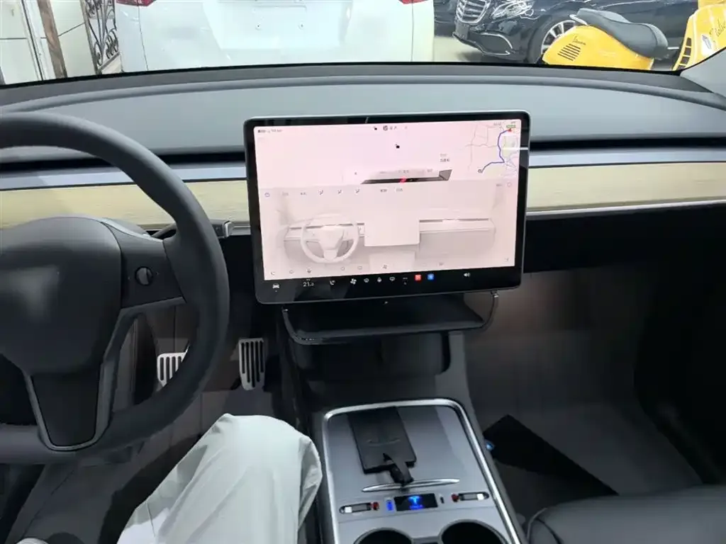 Tesla Model Y — фото 3
