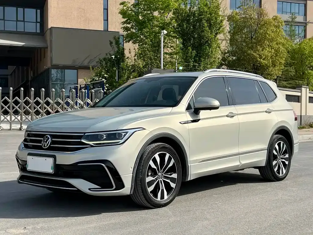 Volkswagen Tiguan L — фото 1