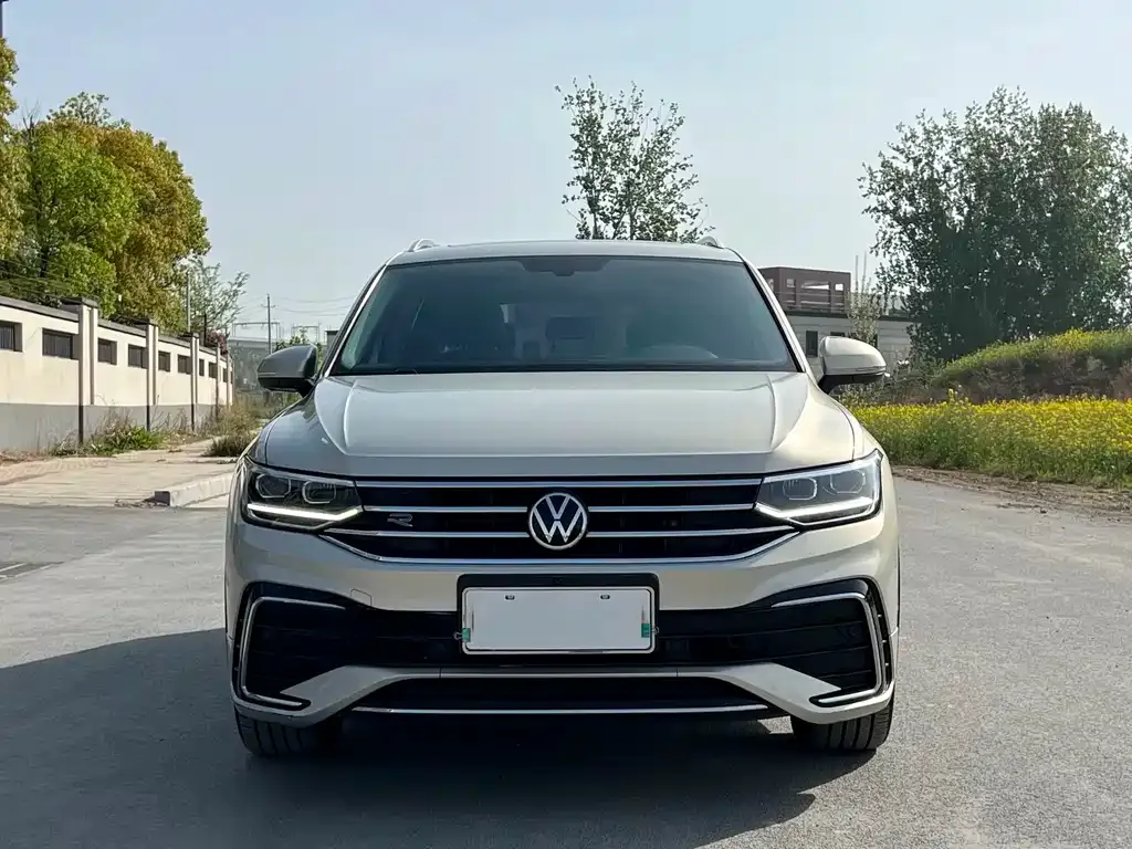 Volkswagen Tiguan L — фото 10