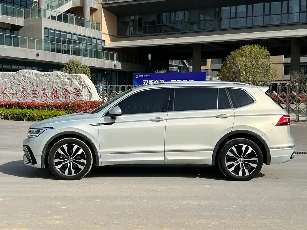 Volkswagen Tiguan L — фото 8
