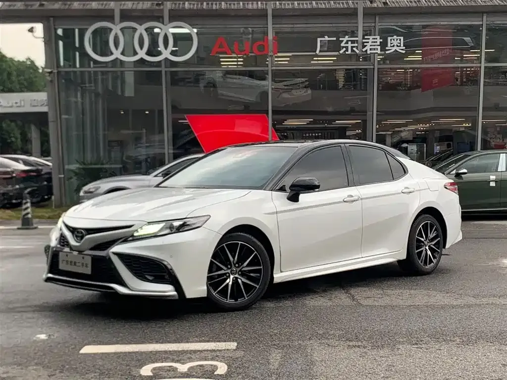 Toyota Camry — фото 1