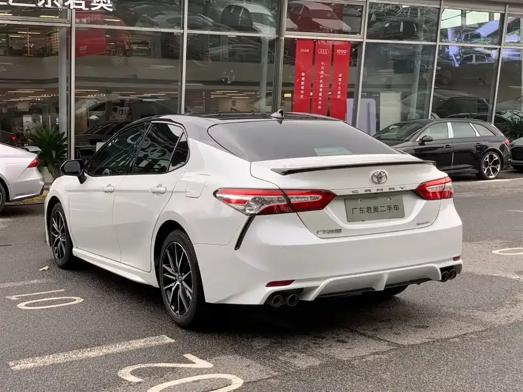 Toyota Camry — фото 4