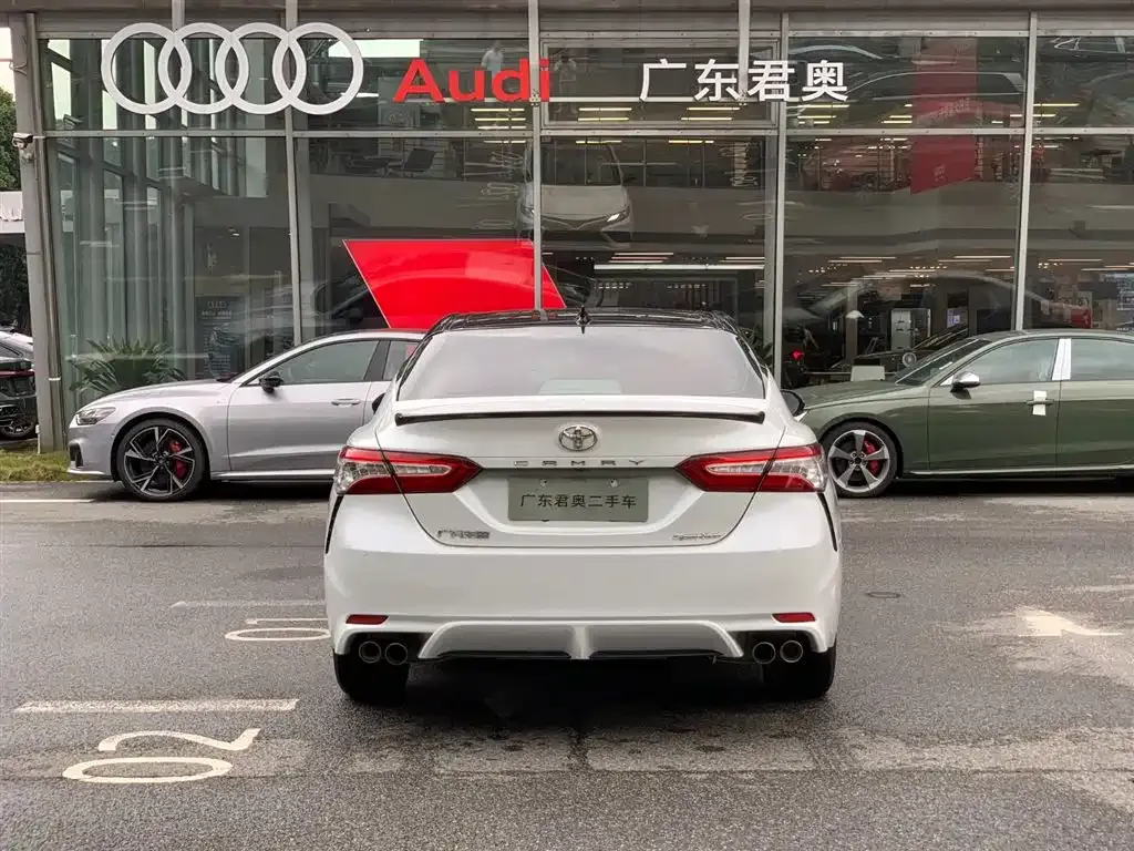 Toyota Camry — фото 8
