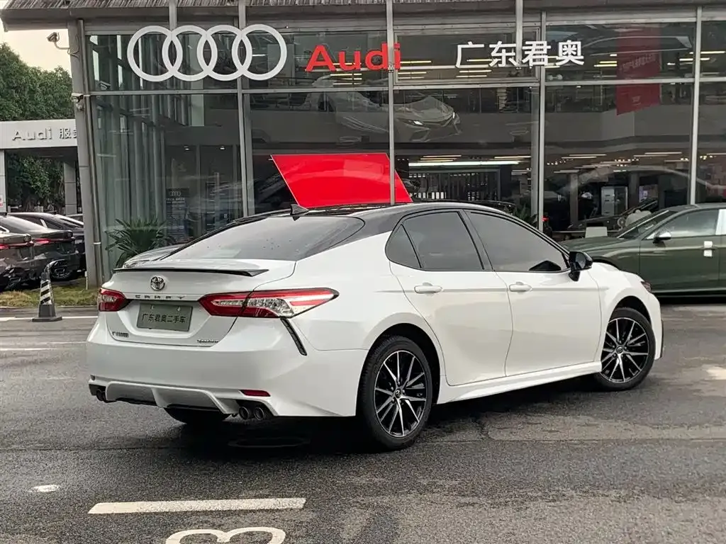 Toyota Camry — фото 5