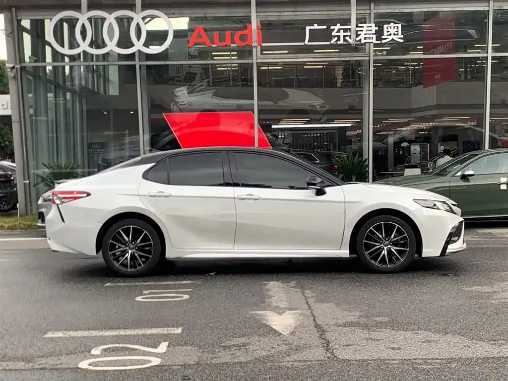 Toyota Camry — фото 9