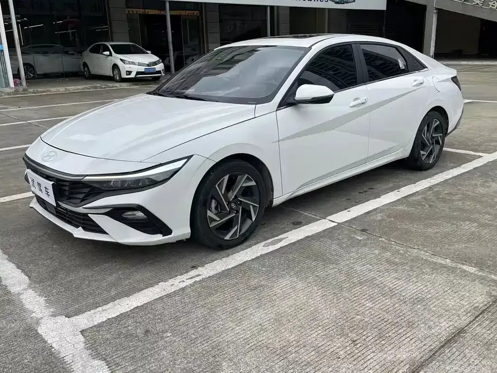 Hyundai Elantra — фото 1