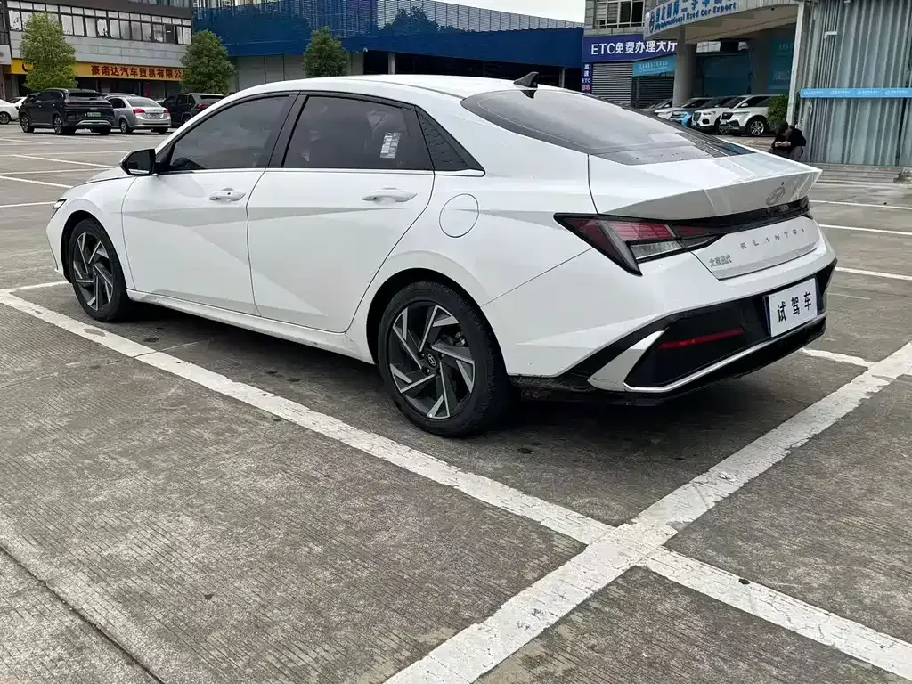 Hyundai Elantra — фото 9