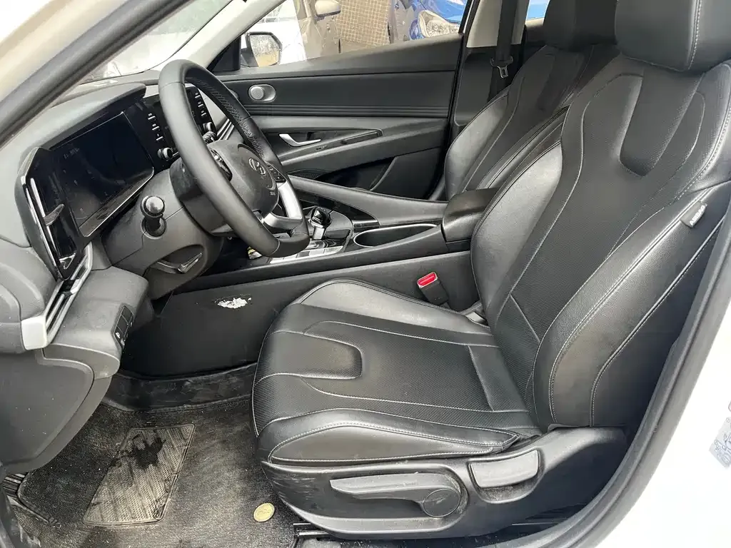 Hyundai Elantra — фото 10