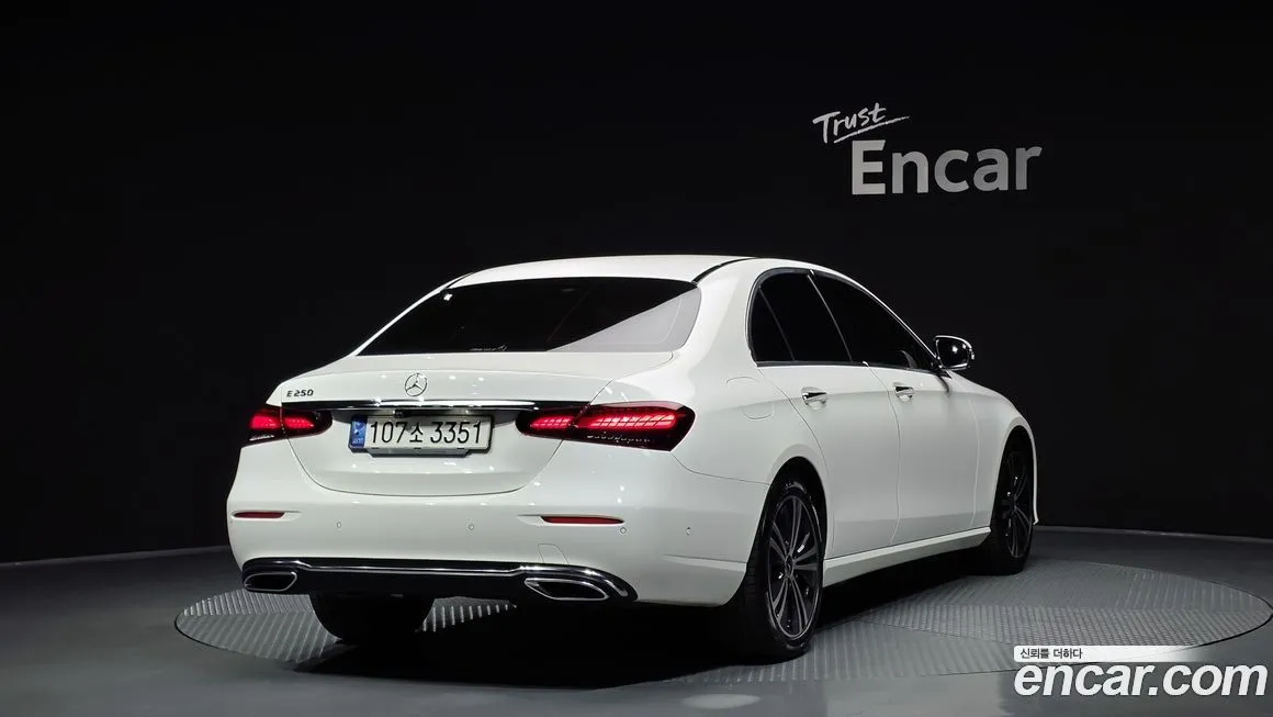 Mercedes-Benz E-Class — фото 2