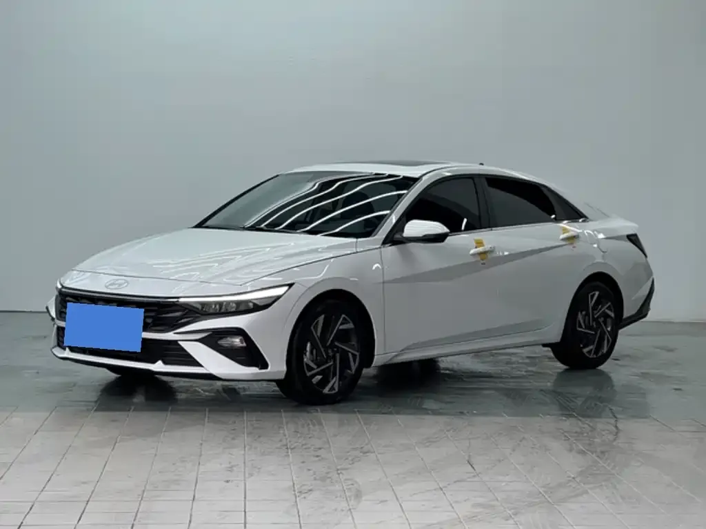Hyundai Elantra — фото 1
