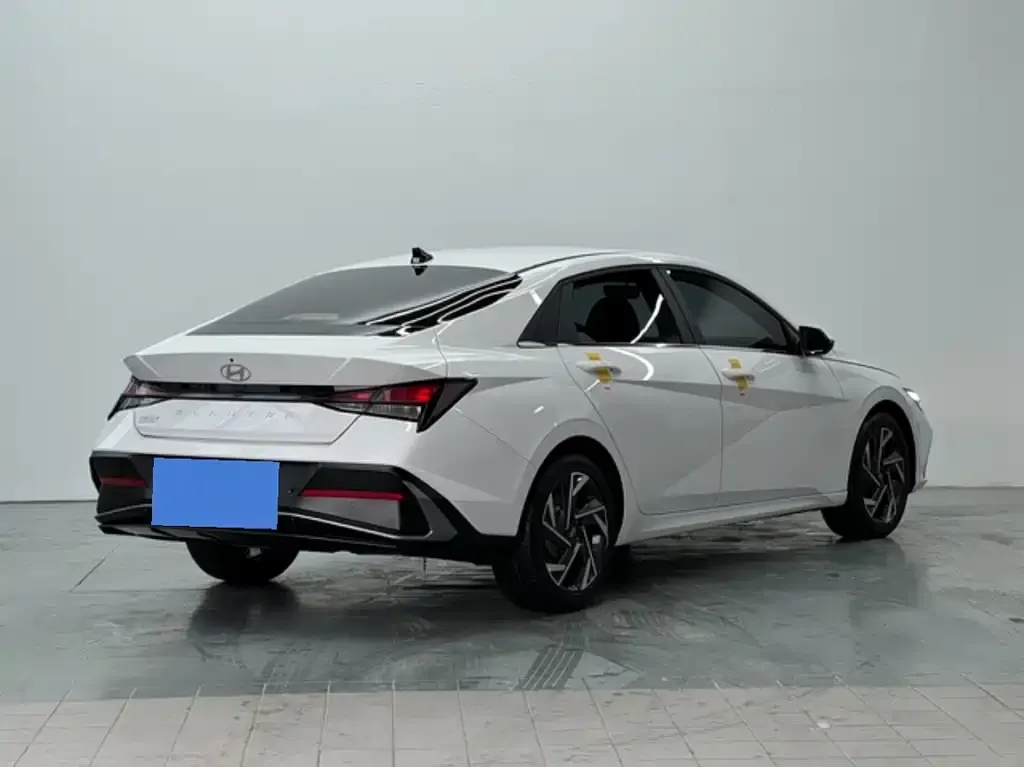 Hyundai Elantra — фото 5