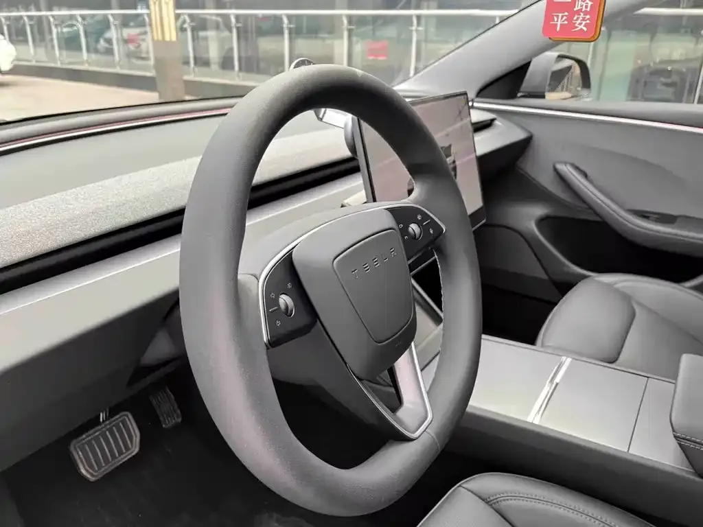 Tesla Model 3 — фото 3