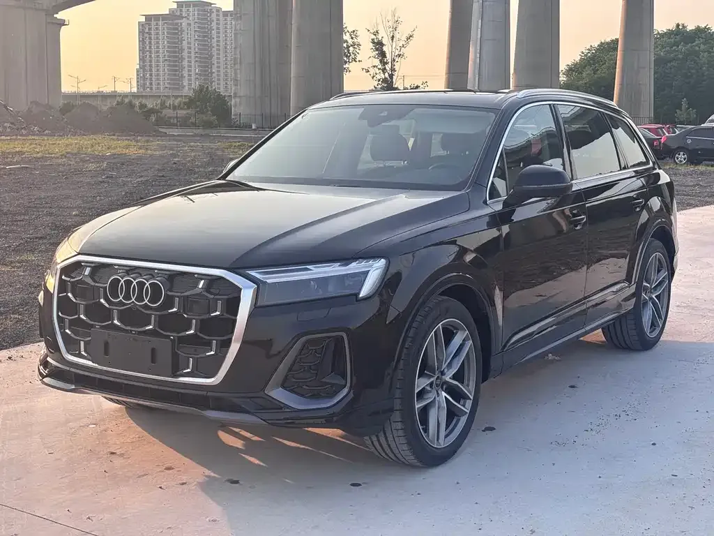 Audi Q7 — фото 1