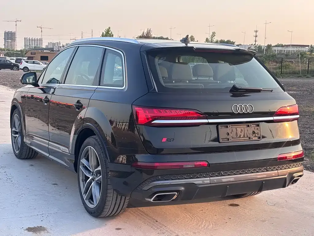 Audi Q7 — фото 8