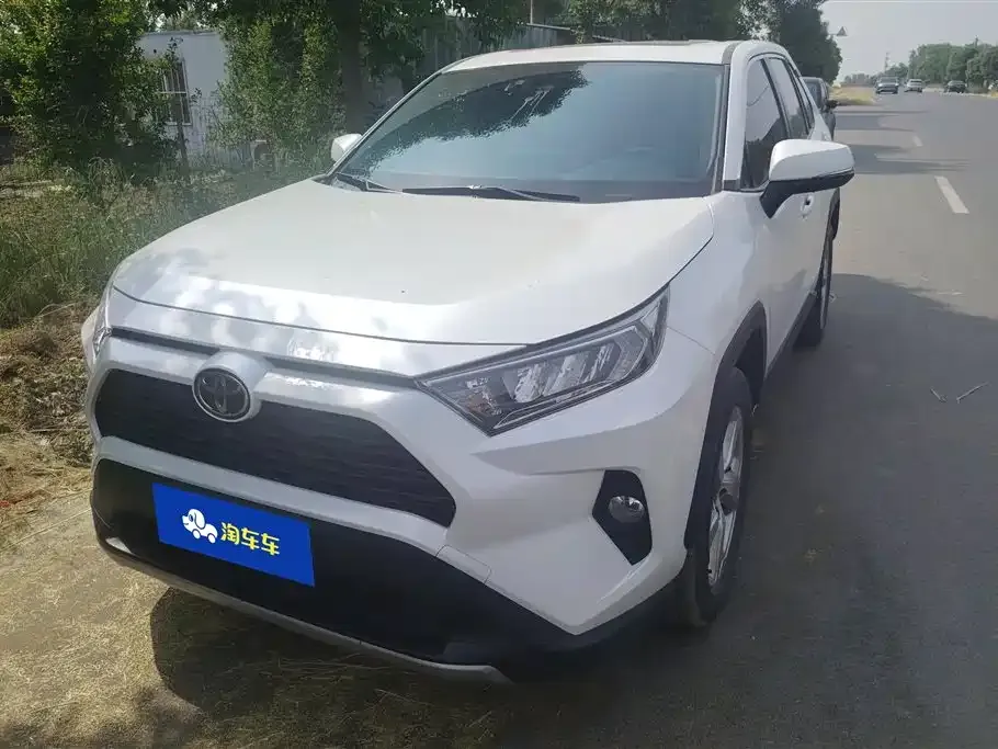 Toyota RAV4 — фото 1